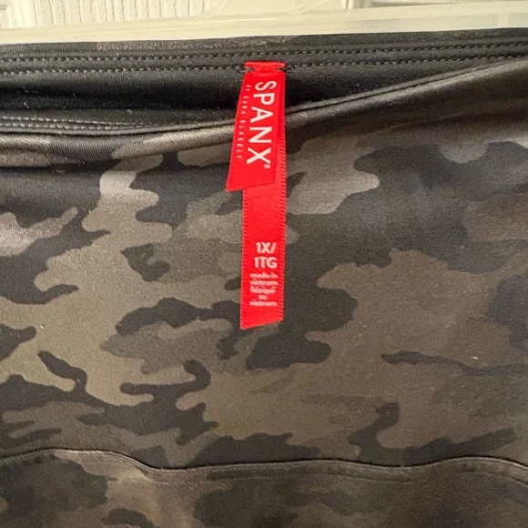 SPANX Dark Camouflage Leggings - Picture 3 of 3